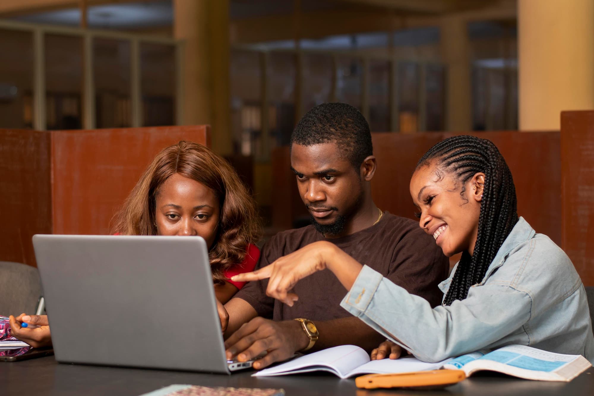 Estudantes africanos num ambiente de formação profissional